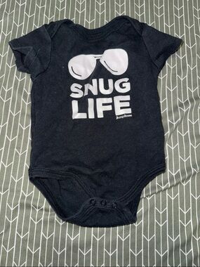 Black 'Snug Life' Baby Bodysuit with Sunglasses Graphic